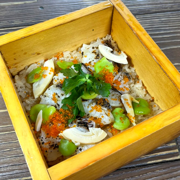 桜鯛と春野菜の炊き込みせいろ飯の画像