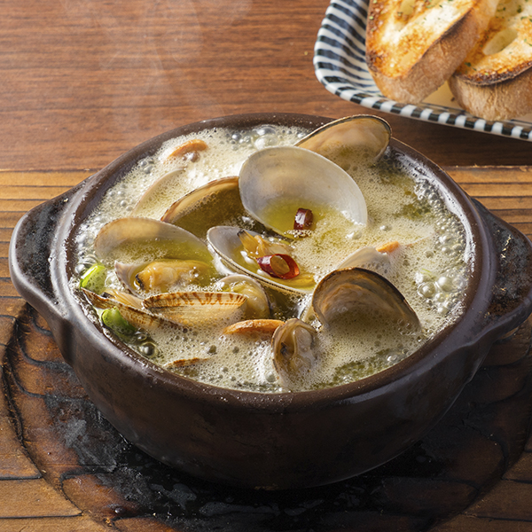 画像：浅利と春キャベツのアヒージョ