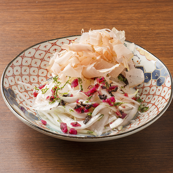画像：新玉ねぎと削りたて鰹節の梅サラダ
